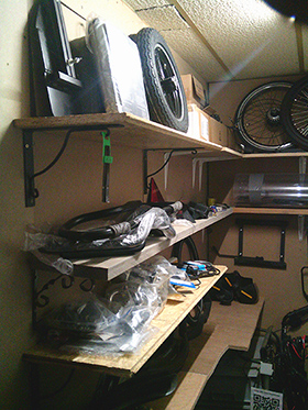 Fietswiel-sets (linksvoor) met versnellingen, banden. standaard-stoel Sitibike, incl. geleidesysteem, telefoonhouder, weersbestendige beschermhoes, handkappen-set, knipperlichten-set, stuur, stuurpen, achterwielen, verende achtervork, spiegels, spatborden, driehoekige reflector, bagagebak 75 liter voor Sitibike, opzetstuur / stuuradapter / stuurverlenger, fietskinderzitje incl. frame-plaat, voorop Sitibike, wandelstokhouder, sportstoel voor Sitibike en Spidibike (demo-model, dus met korting) comfortstoel voor Sitibike (demo-model, dus met korting), enzovoorts. 